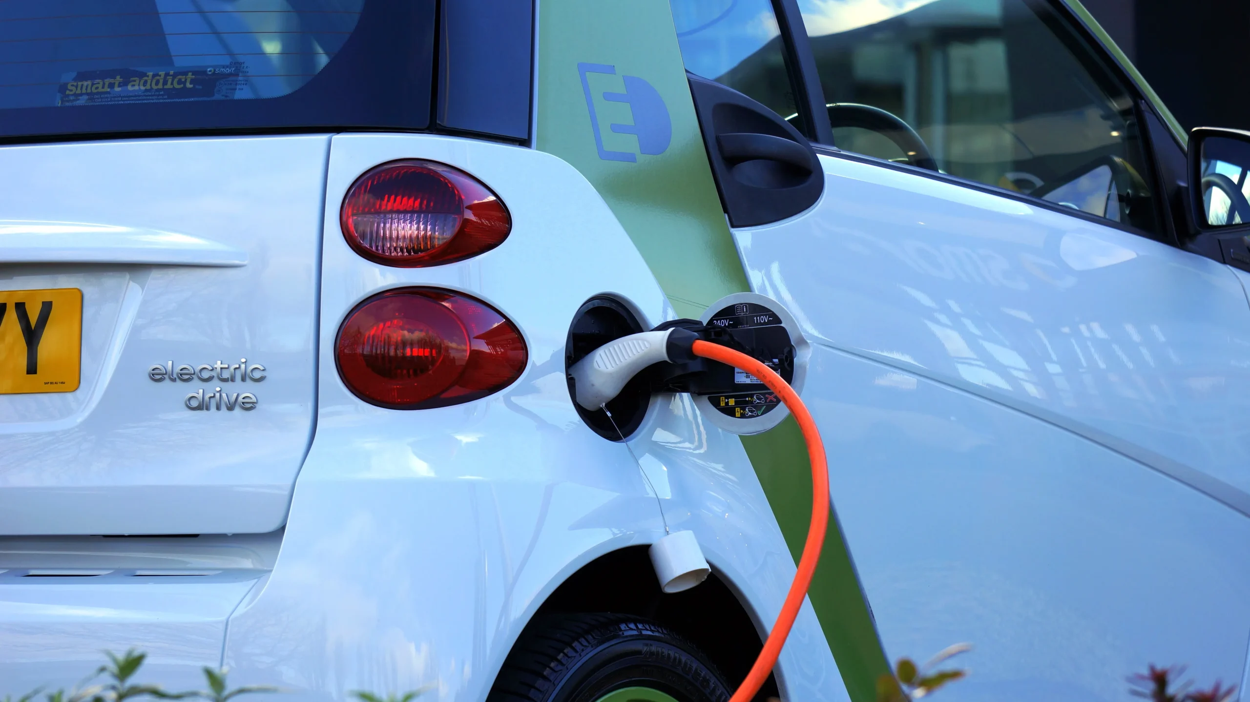 Una nuova scoperta potrebbe estendere il raggio di azione delle auto elettriche di oltre 10 volte